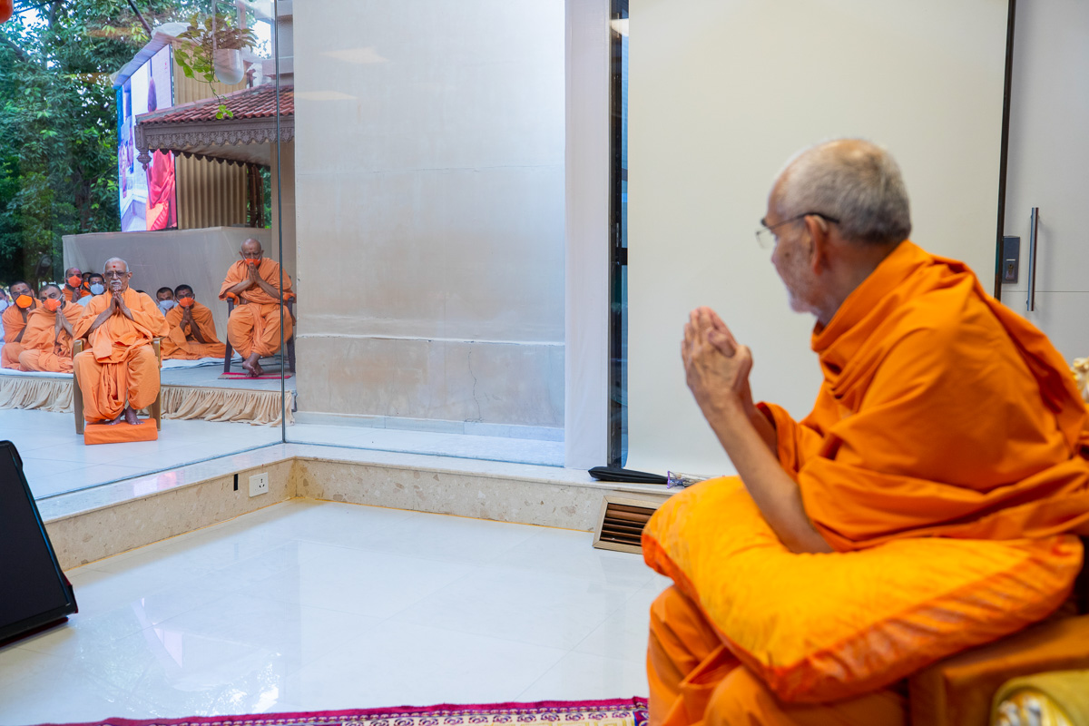 Pujya Swayamprakash Swami (Doctor Swami) and sadhus doing darshan of Swamishri