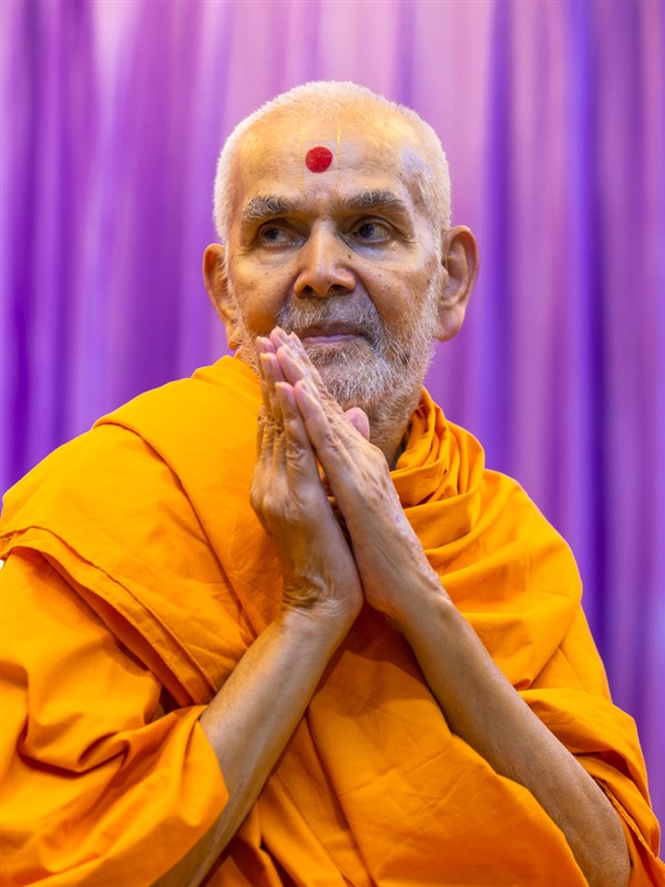 Swamishri greets all with folded hands 