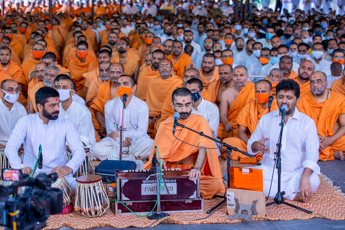 Shri Amey Date sings a kirtan in Swamishri's daily puja