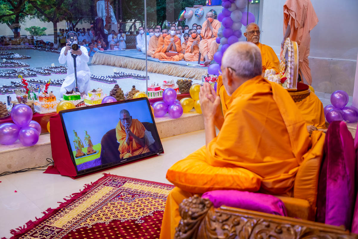 Pujya Bhakripriya Swami (Kothari Swami) doing darshan of Swamishri