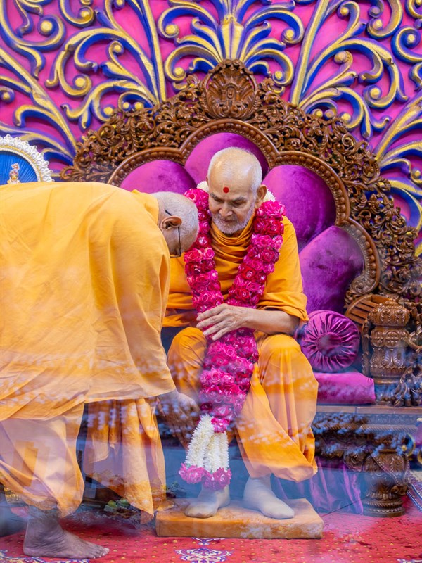On Swamishri's 88th birthday (by date), Pujya Swayamprakash Swami (Doctor Swami) honors Swamishri with a garland