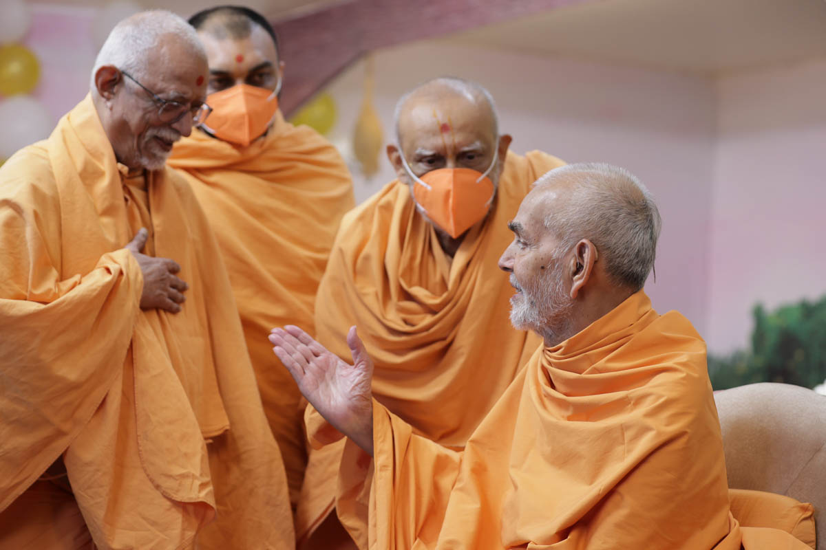 Swamishri in conversation with Pujya Doctor Swami