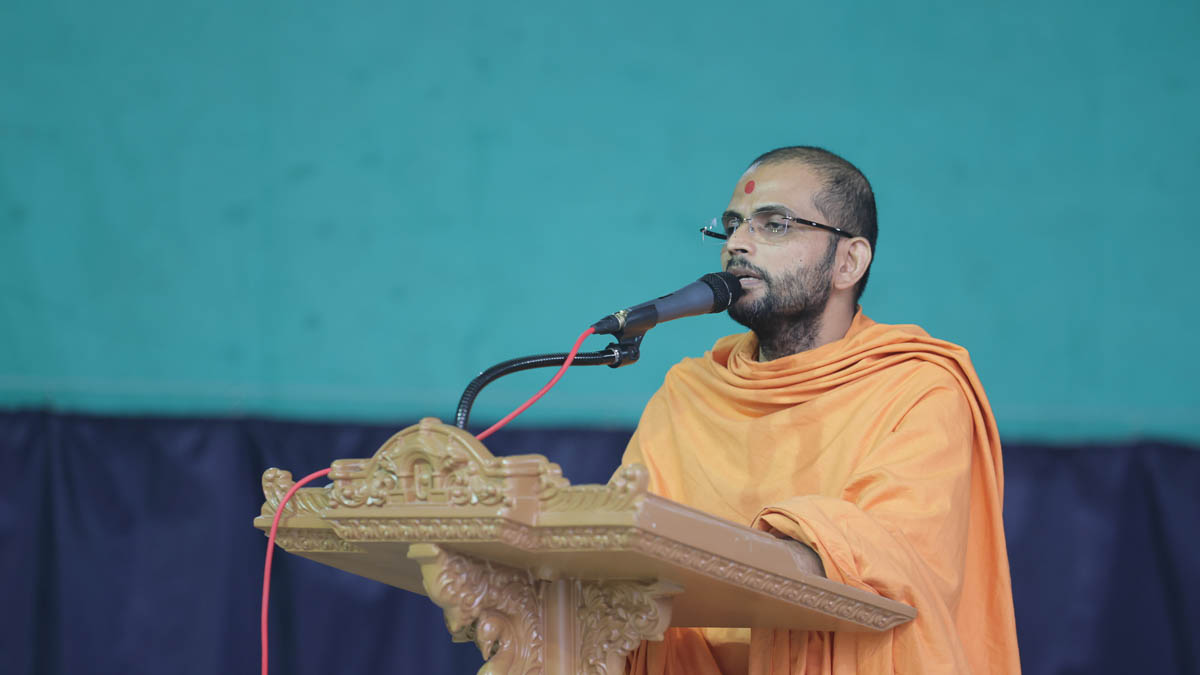 Shrijikirtan Swami addresses the assembly