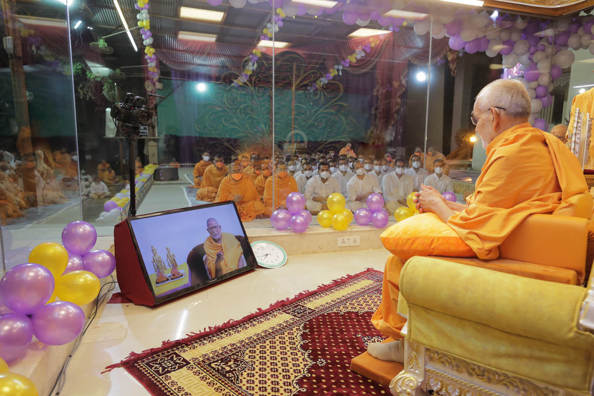 Swamishri listens while Pujya Kothari Swami addresses the assembly