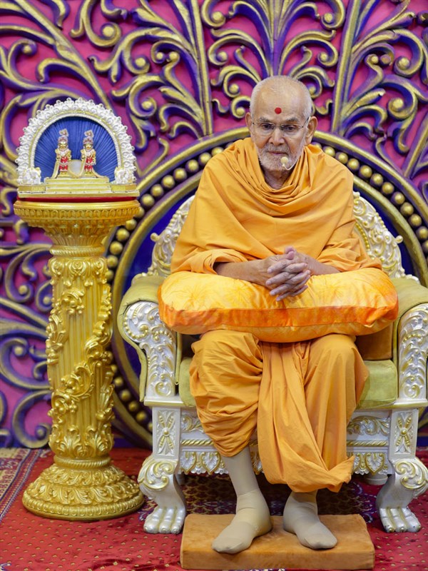 Swamishri listens to Pujya Kothari Swami