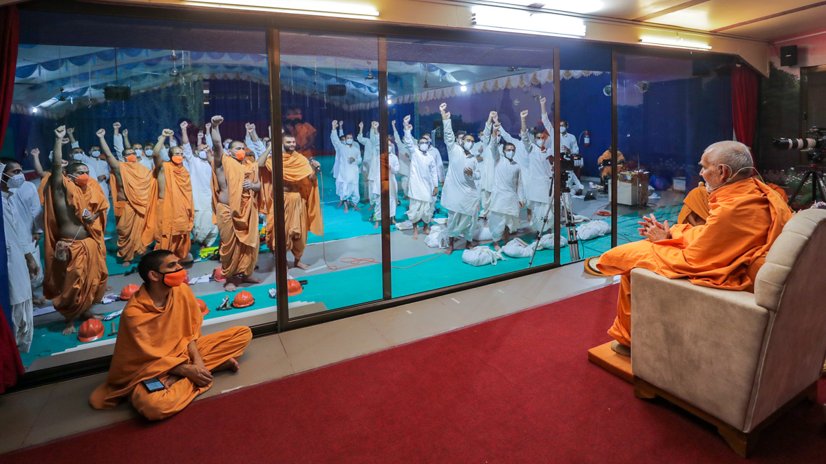 Sadhus and sadhaks hail 'Swaminarayan Bhagwan ni jai'