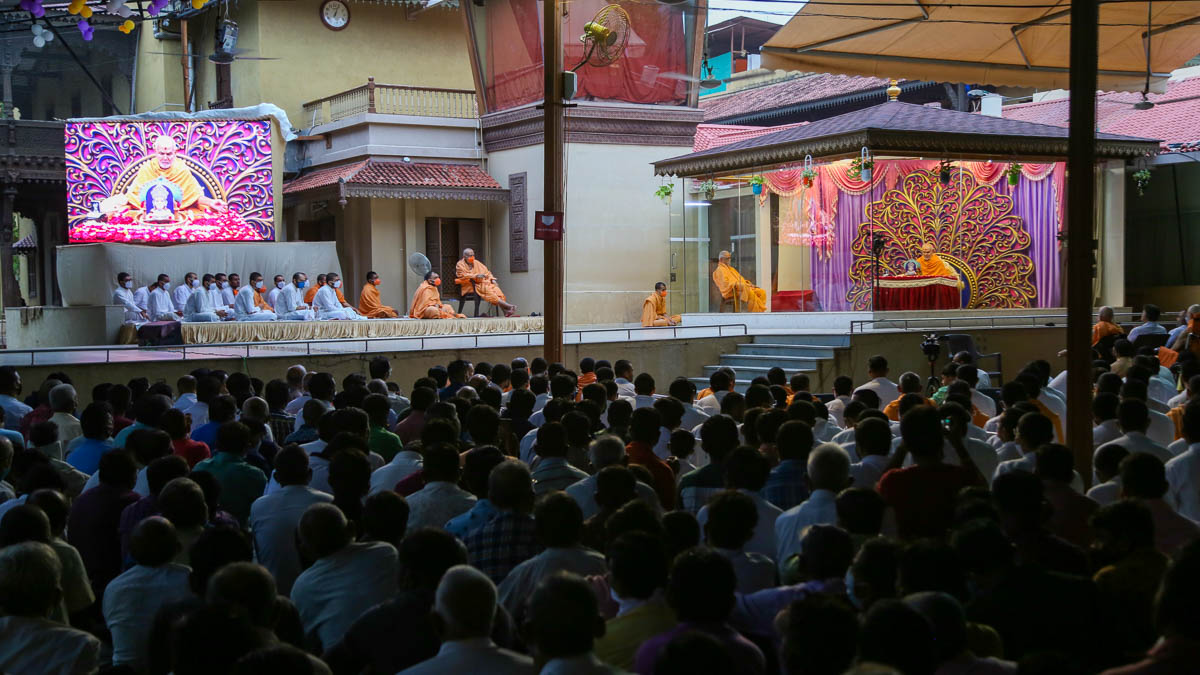 Sadhus, sadhaks and devotees doing Swamishri's puja darshan