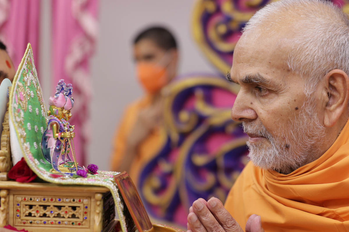 Param Pujya Mahant Swami Maharaj engrossed in darshan of Shri Harikrishna Maharaj and Shri Gunatitanand Swami