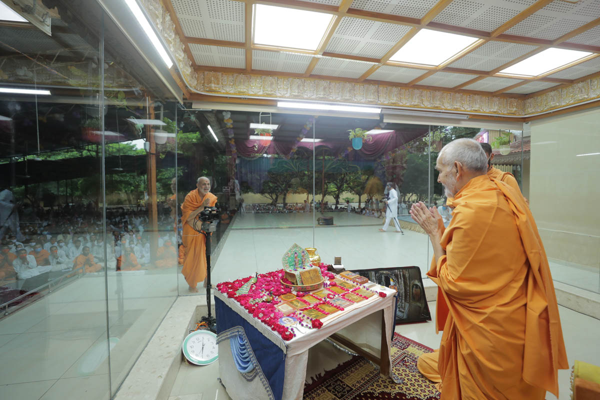 Pujya Viveksagar Swami doing darshan of Swamishri