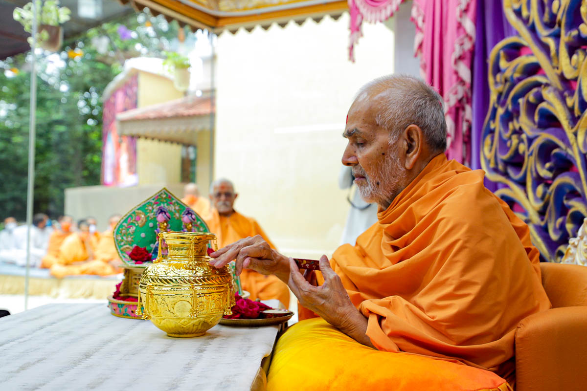 Swamishri performs pujan of a kalash with Brahmaswarup Pramukh Swami Maharaj's asthi