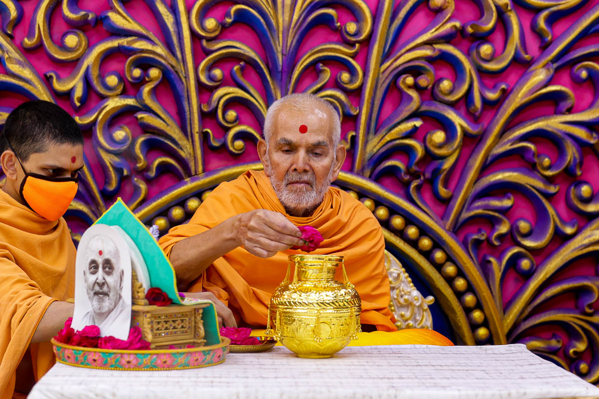 Swamishri performs pujan of the kalash
