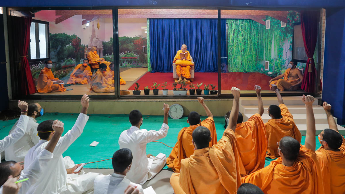 Sadhus and sadhaks hail 'Swaminarayan Bhagwan ni jai' in the afternoon assembly