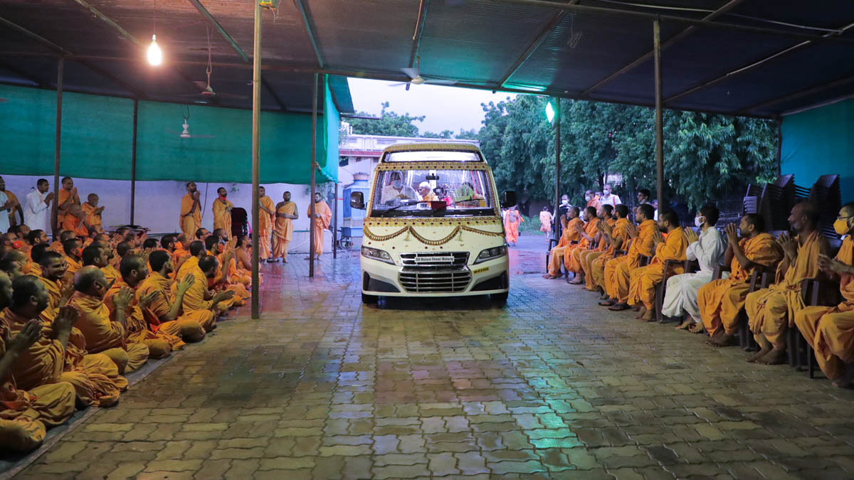 Swamishri on his way to inaugurate the 'Pramukh Darshan Pujan Mandapam' in the mandir campus