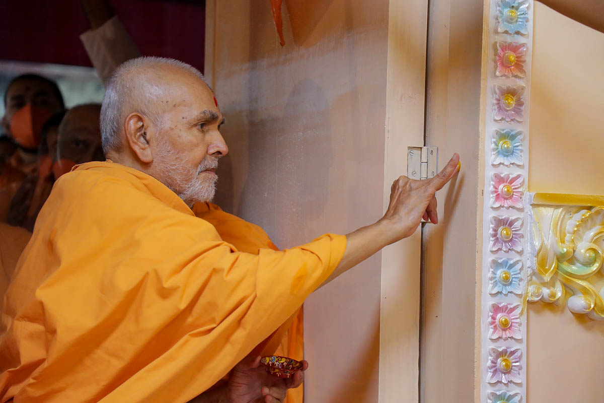 Swamishri performs the inauguration rituals