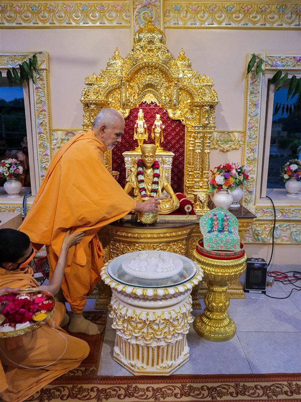 Swamishri performs pujan of the asthi kalash