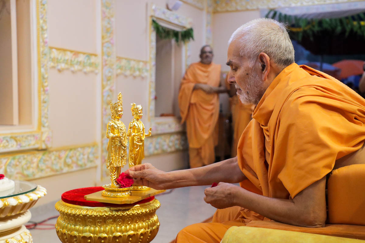 Swamishri offers flowers to Shri Akshar-Purushottam Maharaj