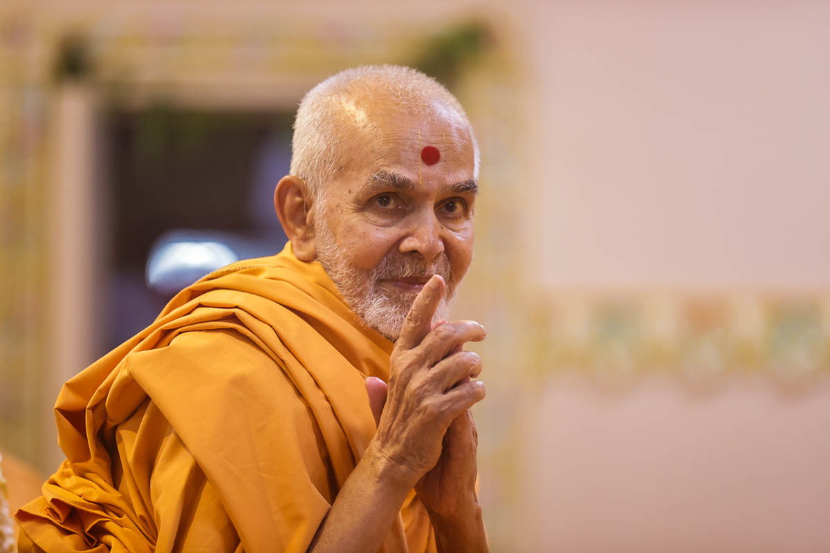Swamishri interacts with sadhus