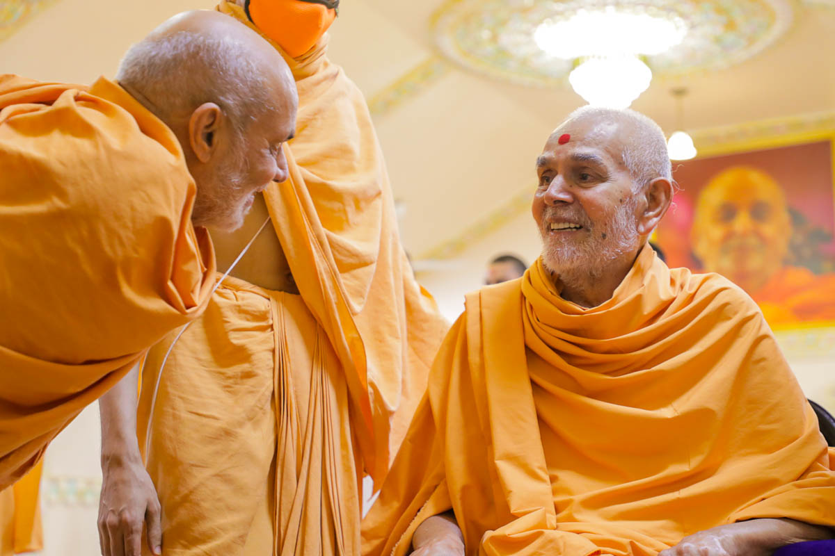 Swamishri in conversation with Pujya Viveksagar Swami