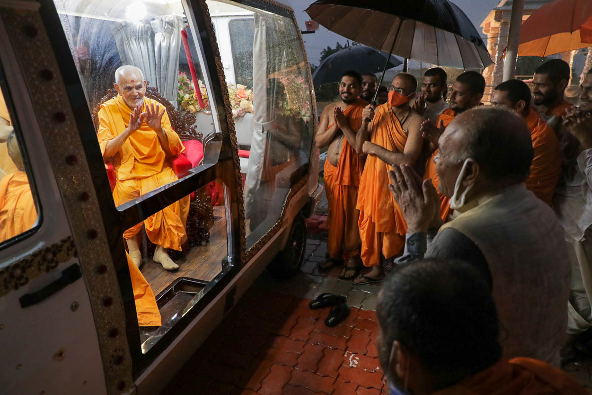 Swamishri blesses sadhus and devotees