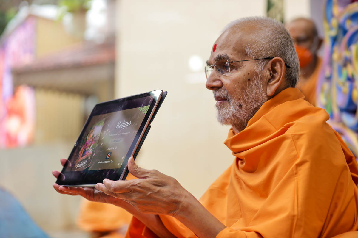 Swamishri inaugurates the English audiobook of  'Rajipo' published by Swaminarayan Aksharpith