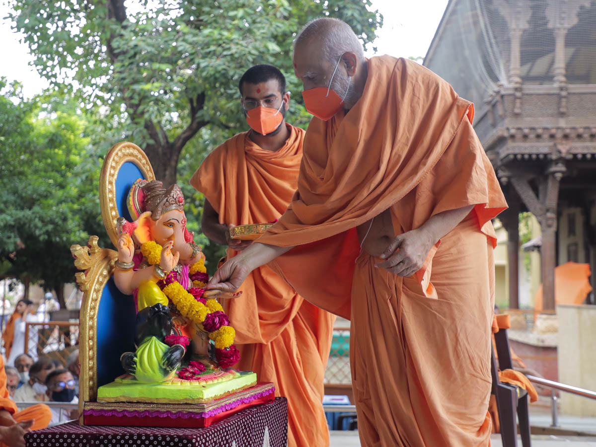 Atmaswarup Swami performs pujan of Shri Ganeshji