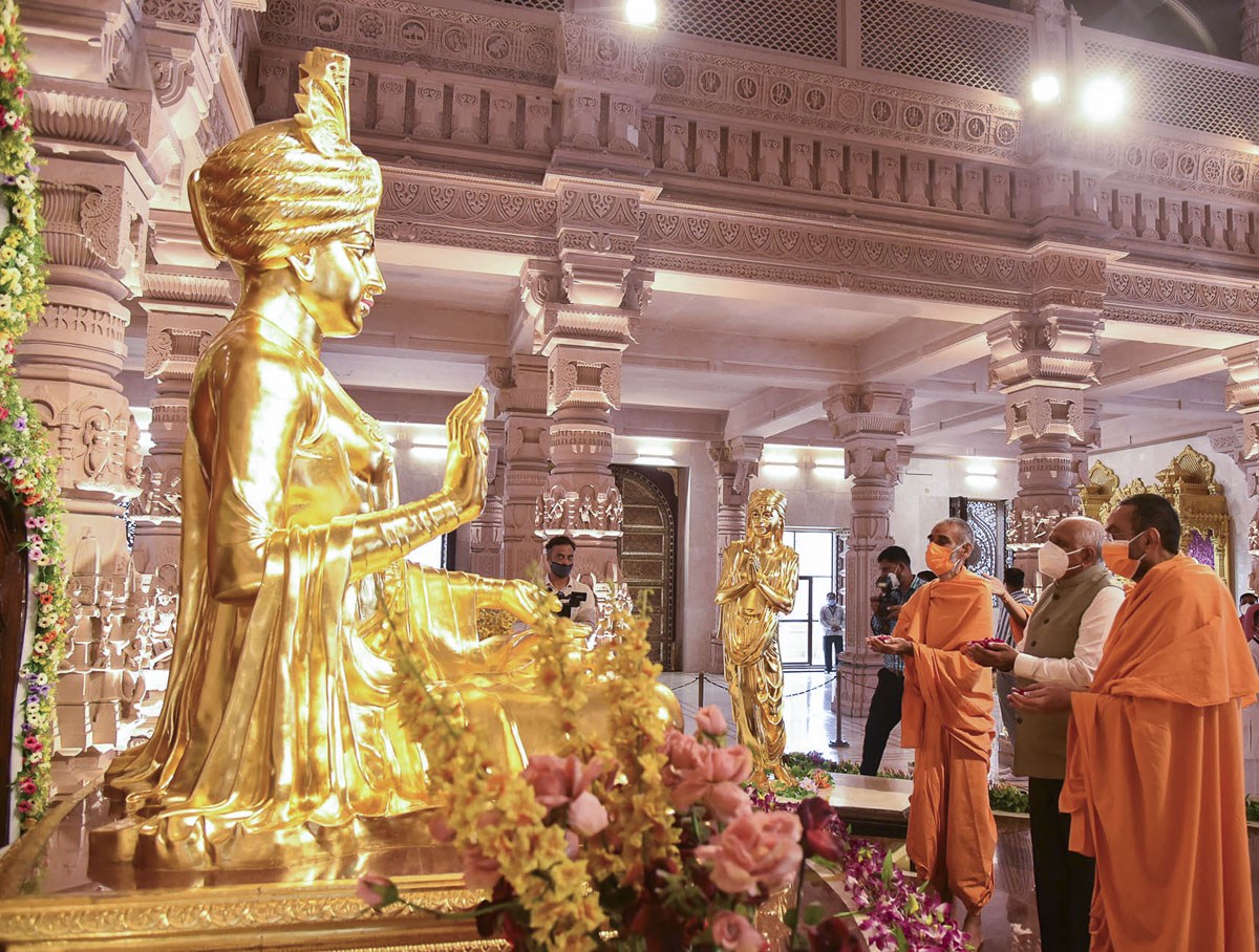 Shri Bhupendrabhai Patel and swamis offer mantra-pushpanjali to Bhagwan Swaminarayan