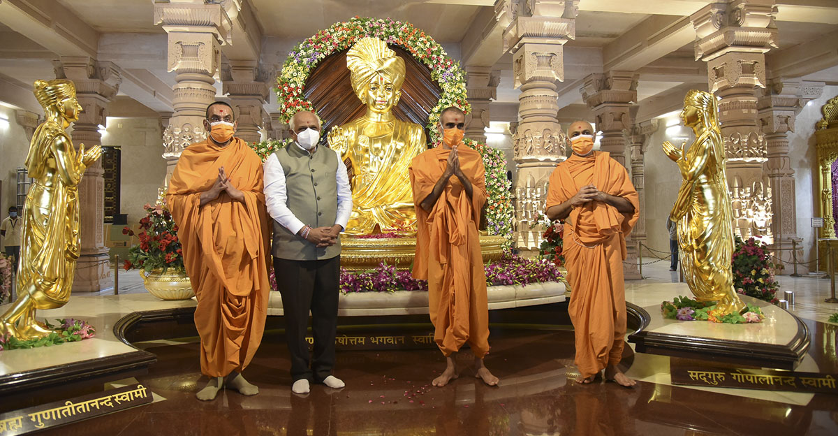 Shri Bhupendrabhai Patel and swamis
