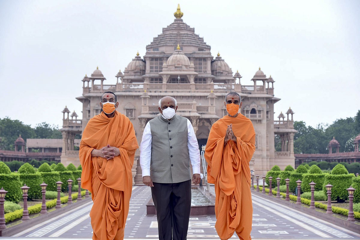 Shri Bhupendrabhai Patel and swamis on the Akshardham podium