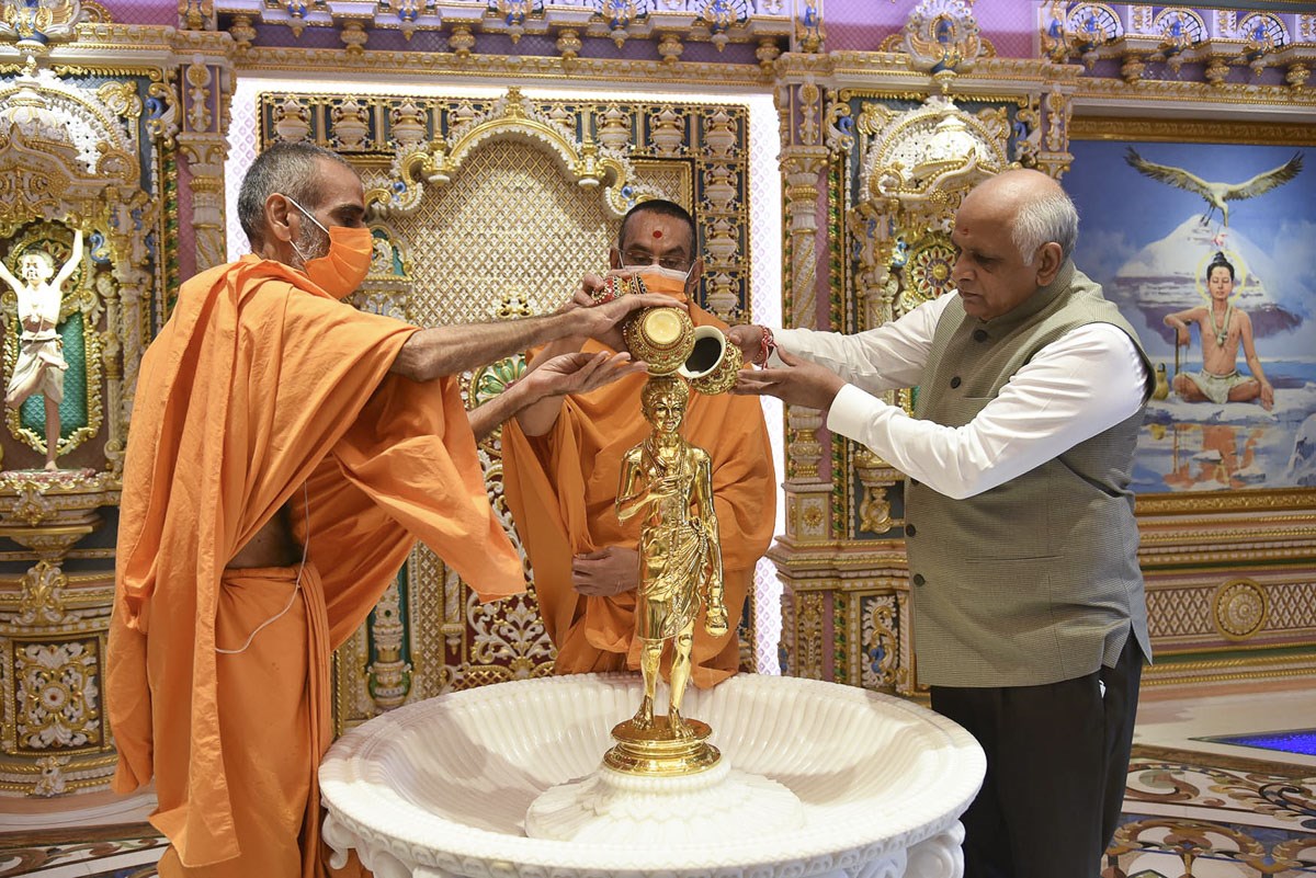 Shri Bhupendrabhai Patel and swamis offer mantra-pushpanjali to Bhagwan Swaminarayan
