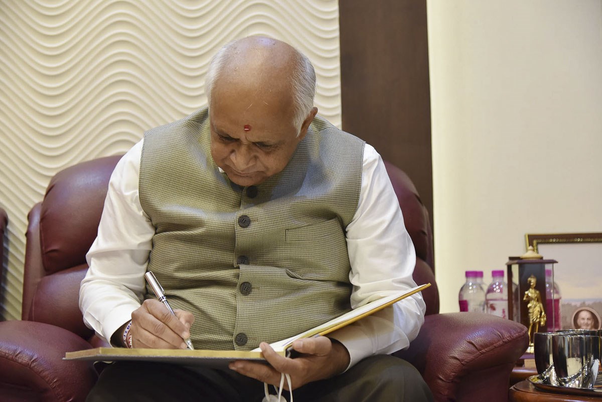 Shri Bhupendrabhai Patel writes a message in the visitor's book