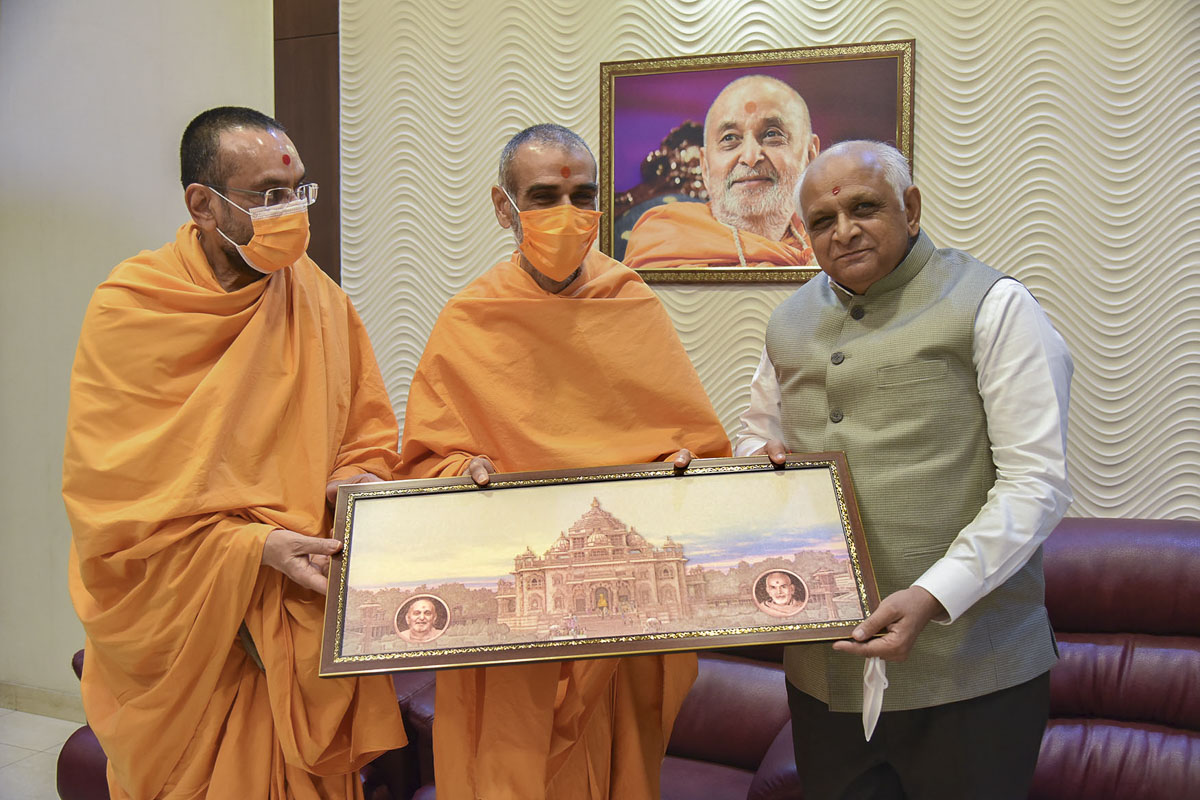 Swamis present a memento to Shri Bhupendrabhai Patel