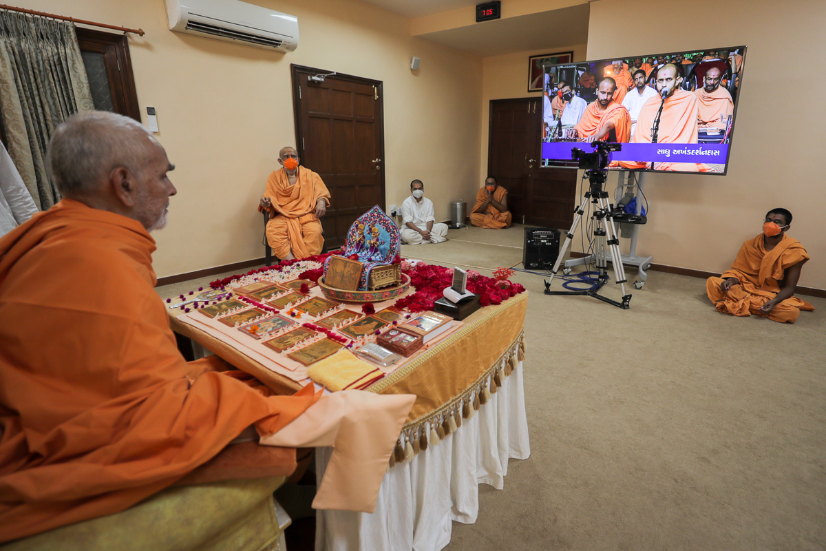 A sadhu sings a kirtan in Swamishri's daily puja