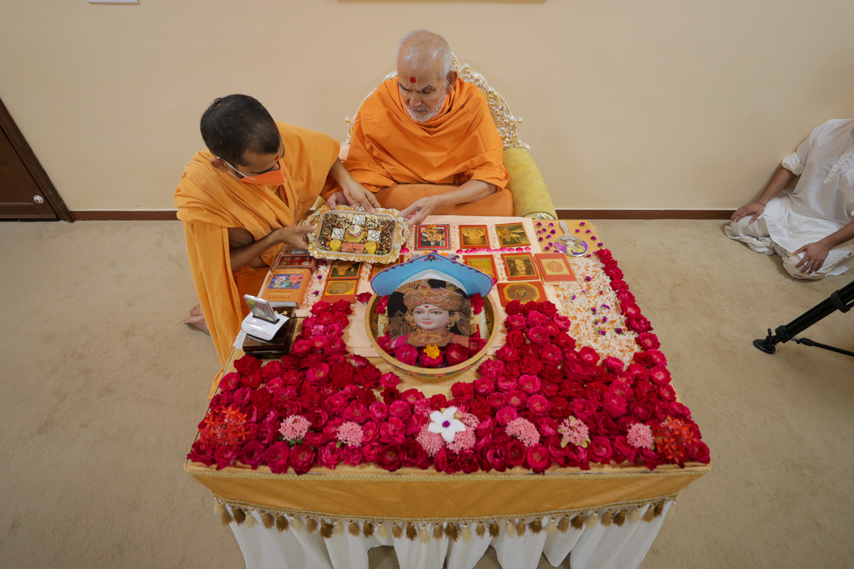 Swamishri offers thal