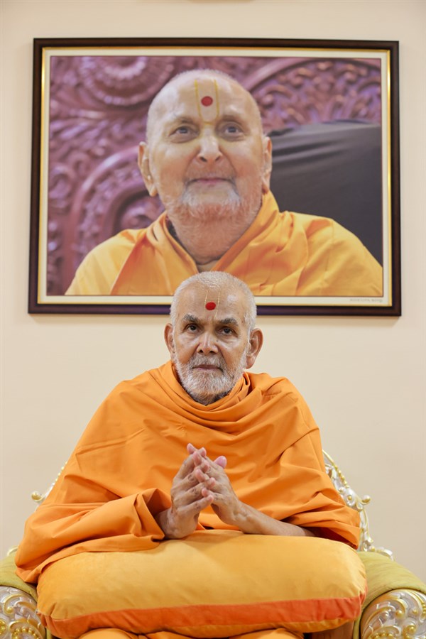 Swamishri greets all with folded hands 