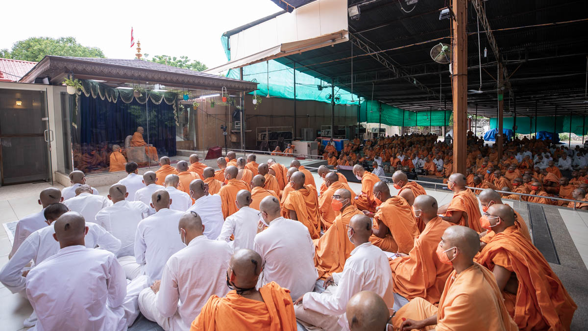 Sadhus and sadhaks during the afternoon assembly