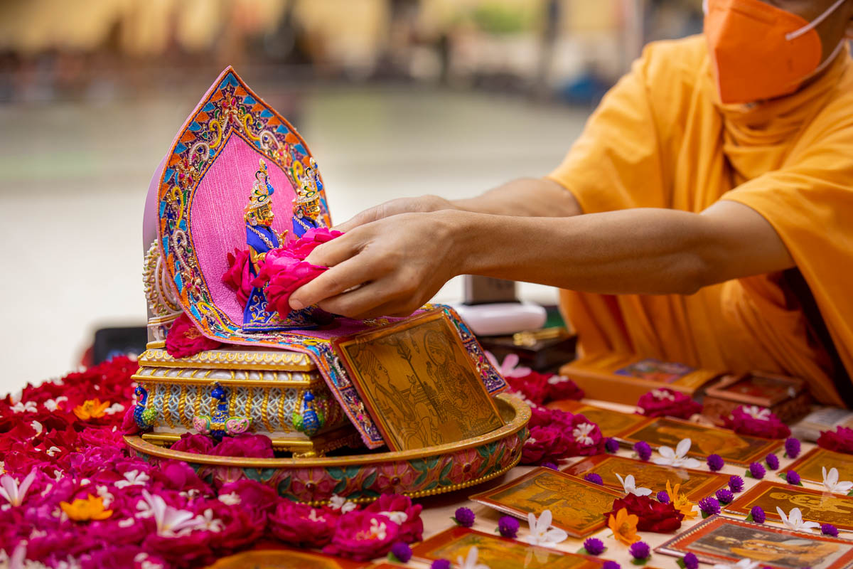 Flowers are offered to Shri Harikrishna Maharaj and Shri Gunatitanand Swami 