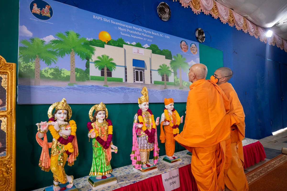 Swamishri observes a mandir banner