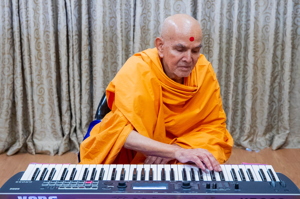 Swamishri sanctifies a keyboard