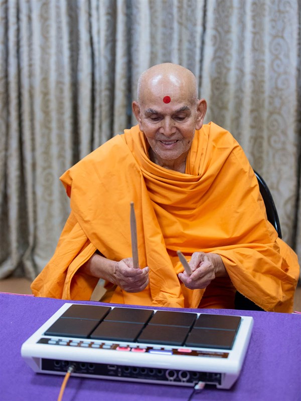 Swamishri sanctifies an octapad