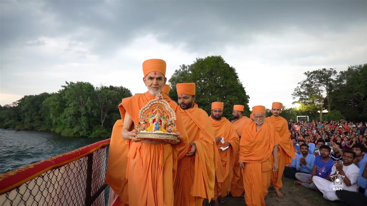 The documentary concludes with divine memories of HH Mahant Swami Maharaj’s visit to Canada in 2017 reminding the viewers that Pramukh Swami Maharaj’s compassion is still being experienced through HH Mahant Swami Maharaj as he continues to hold our hands today in the same way.