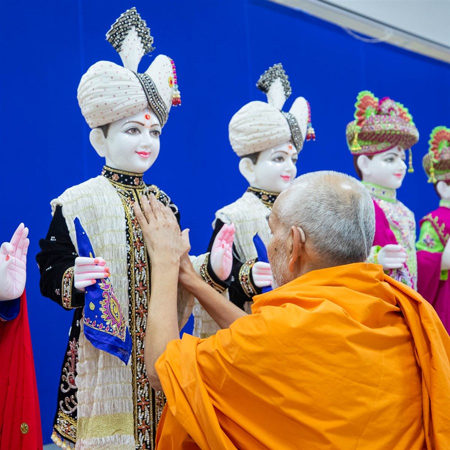 HH Mahant Swami Maharaj Sanctifies Murtis in India