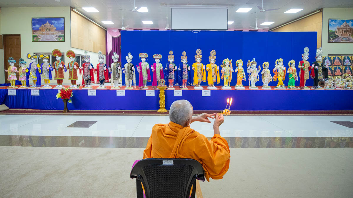 HH Mahant Swami Maharaj Sanctifies Murtis in India