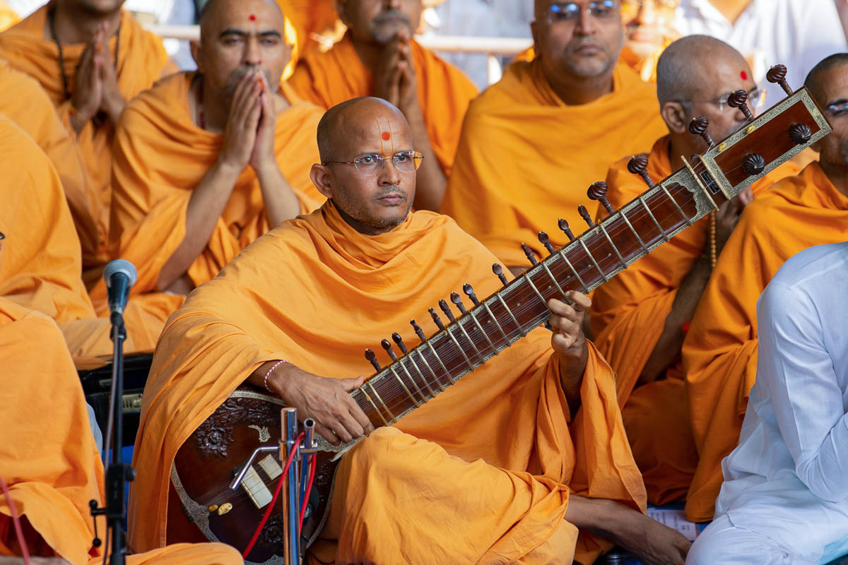 Sadhucharit Swami plays the sitar in Swamishri's daily puja
