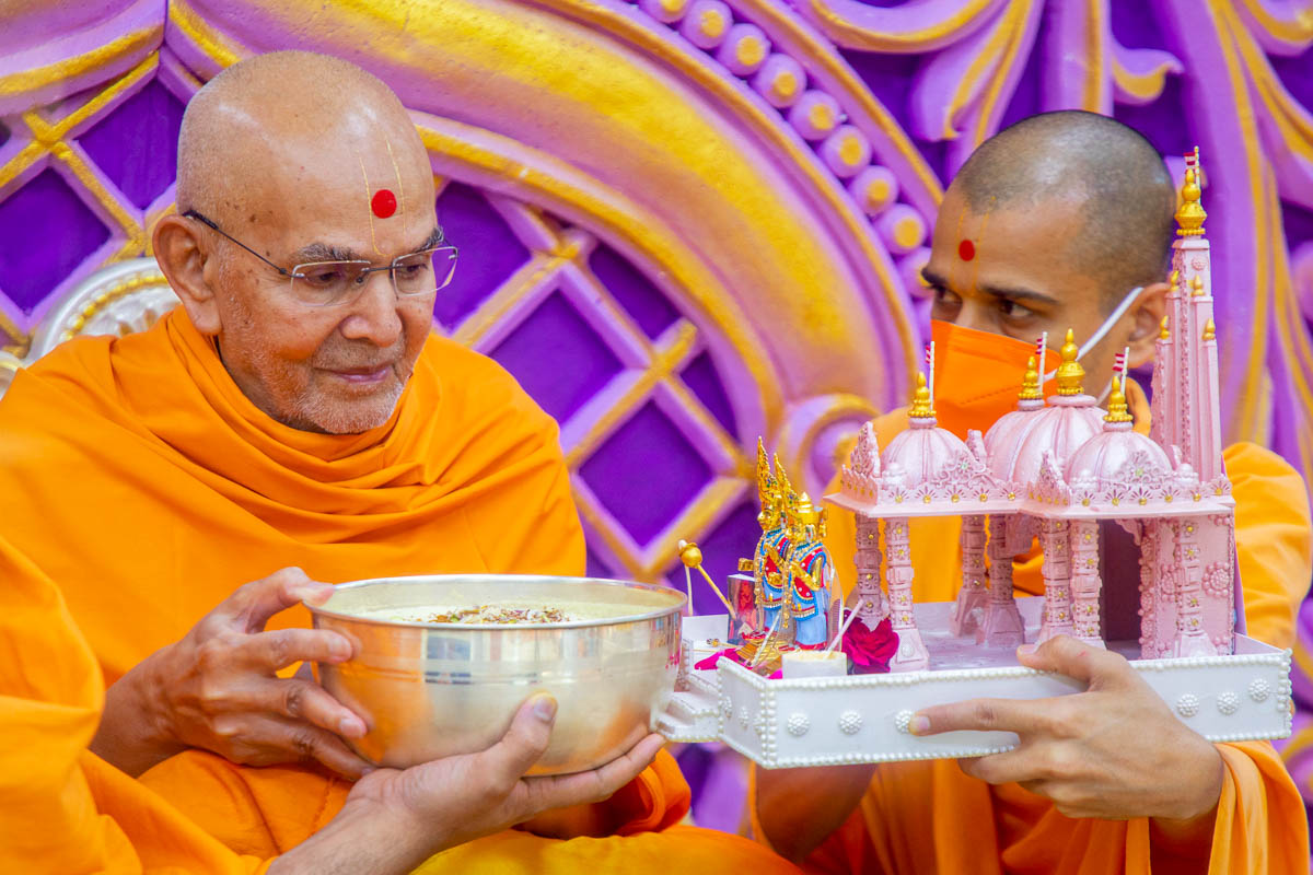 Swamishri offers dudhpak to Shri Harikrishna Maharaj and Shri Gunatitanand Swami