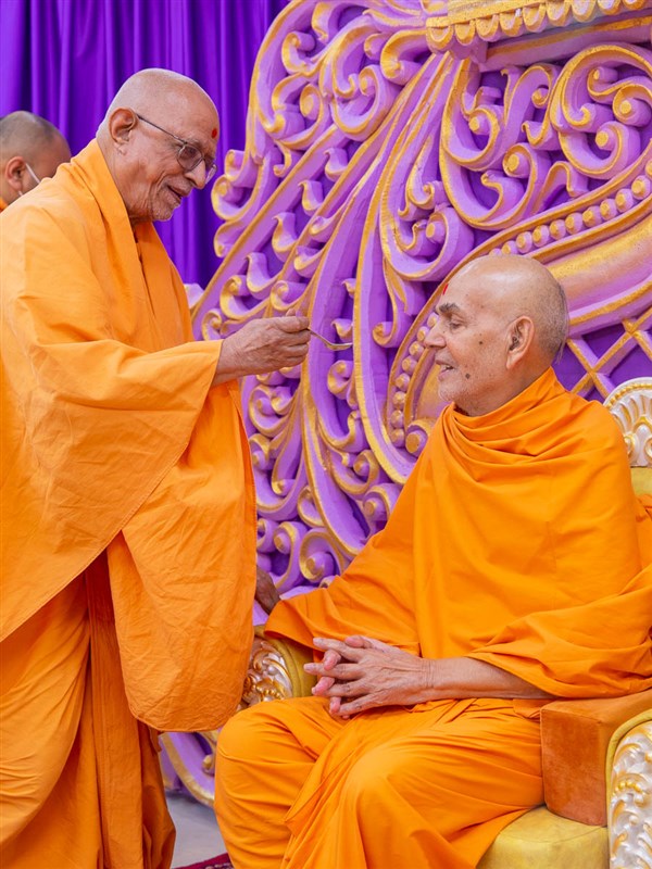 Pujya Swayamprakash Swami (Doctor Swami) offers dudhpak to Swamishri