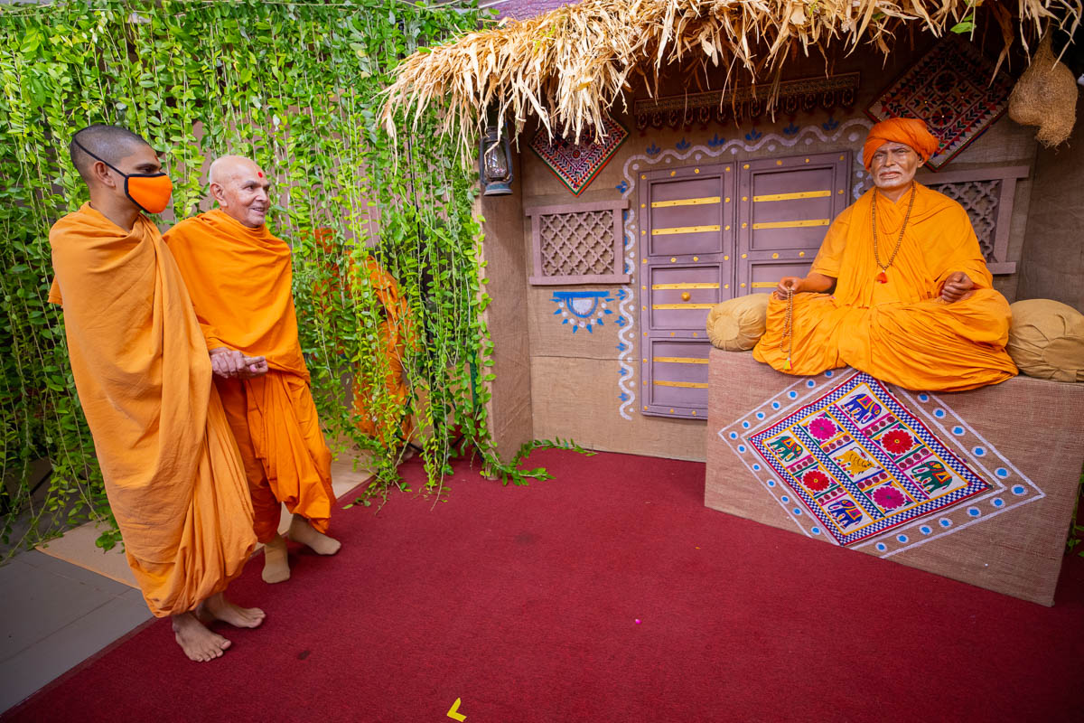 Swamishri arrives in the morning assembly
