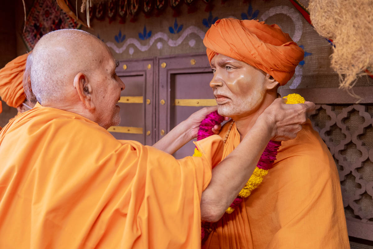Swamishri honors Brahmaswarup Shastriji Maharaj with a garland