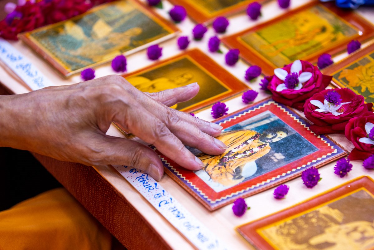 Swamishri adjusts the murti of Brahmaswarup Pramukh Swami Maharaj in his daily puja