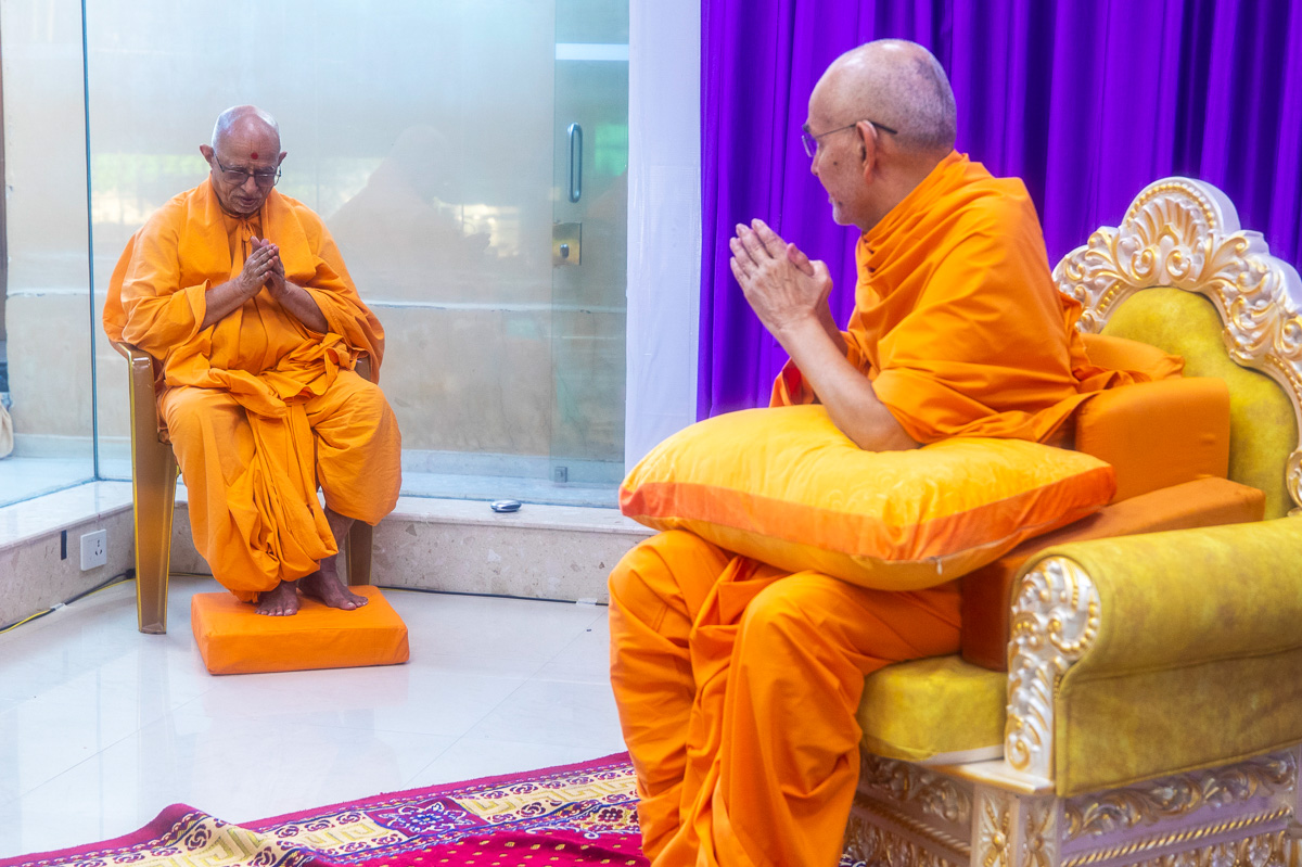 Pujya Swayamprakash Swami (Doctor Swami) doing darshan of Swamishri