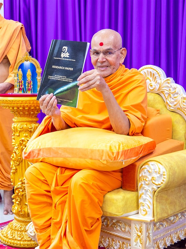 Swamishri sanctifies IPDC Research Papers